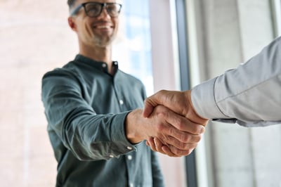 Hand-Shake IT-Outsourcing Partner